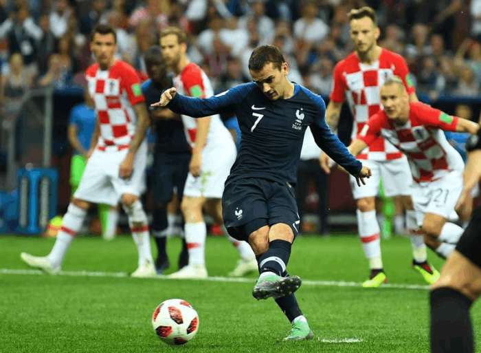  尼斯任意球大师当选月度最佳  